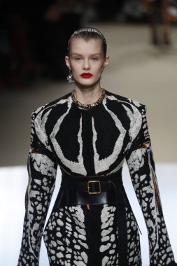 Paris, Fransa - Mart 05: Manken pist Alexander Mcqueen gösterisi sırasında bölümü Paris moda hafta kadın giyim Sonbahar/Kış 2018/2019 olarak 5 Mart 2018 Paris, Fransa'da yürür.