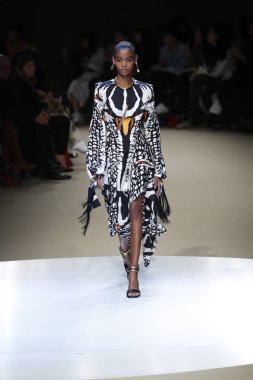 Paris, Fransa - Mart 05: Manken pist Alexander Mcqueen gösterisi sırasında bölümü Paris moda hafta kadın giyim Sonbahar/Kış 2018/2019 olarak 5 Mart 2018 Paris, Fransa'da yürür.