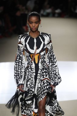 Paris, Fransa - Mart 05: Manken pist Alexander Mcqueen gösterisi sırasında bölümü Paris moda hafta kadın giyim Sonbahar/Kış 2018/2019 olarak 5 Mart 2018 Paris, Fransa'da yürür.