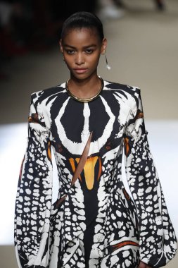 Paris, Fransa - Mart 05: Manken pist Alexander Mcqueen gösterisi sırasında bölümü Paris moda hafta kadın giyim Sonbahar/Kış 2018/2019 olarak 5 Mart 2018 Paris, Fransa'da yürür.