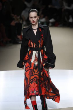 Paris, Fransa - Mart 05: Manken pist Alexander Mcqueen gösterisi sırasında bölümü Paris moda hafta kadın giyim Sonbahar/Kış 2018/2019 olarak 5 Mart 2018 Paris, Fransa'da yürür.