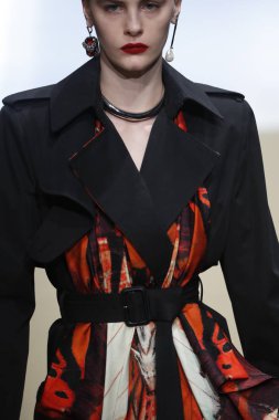 Paris, Fransa - Mart 05: Manken pist Alexander Mcqueen gösterisi sırasında bölümü Paris moda hafta kadın giyim Sonbahar/Kış 2018/2019 olarak 5 Mart 2018 Paris, Fransa'da yürür.
