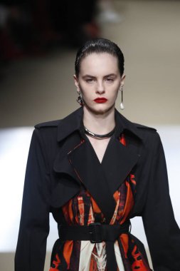 Paris, Fransa - Mart 05: Manken pist Alexander Mcqueen gösterisi sırasında bölümü Paris moda hafta kadın giyim Sonbahar/Kış 2018/2019 olarak 5 Mart 2018 Paris, Fransa'da yürür.
