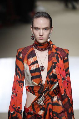 Paris, Fransa - Mart 05: Manken pist Alexander Mcqueen gösterisi sırasında bölümü Paris moda hafta kadın giyim Sonbahar/Kış 2018/2019 olarak 5 Mart 2018 Paris, Fransa'da yürür.