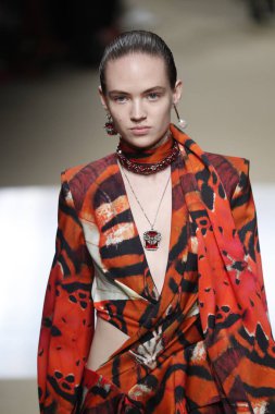 Paris, Fransa - Mart 05: Manken pist Alexander Mcqueen gösterisi sırasında bölümü Paris moda hafta kadın giyim Sonbahar/Kış 2018/2019 olarak 5 Mart 2018 Paris, Fransa'da yürür.