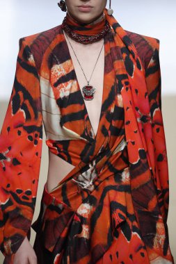 Paris, Fransa - Mart 05: Manken pist Alexander Mcqueen gösterisi sırasında bölümü Paris moda hafta kadın giyim Sonbahar/Kış 2018/2019 olarak 5 Mart 2018 Paris, Fransa'da yürür.