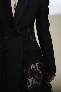 Paris, Fransa - Mart 05: Manken pist Alexander Mcqueen gösterisi sırasında bölümü Paris moda hafta kadın giyim Sonbahar/Kış 2018/2019 olarak 5 Mart 2018 Paris, Fransa'da yürür.