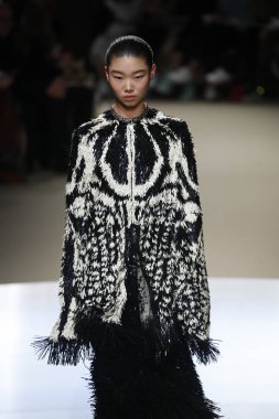 Paris, Fransa - Mart 05: Manken pist Alexander Mcqueen gösterisi sırasında bölümü Paris moda hafta kadın giyim Sonbahar/Kış 2018/2019 olarak 5 Mart 2018 Paris, Fransa'da yürür.