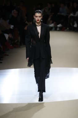 Paris, Fransa - Mart 05: Manken pist Alexander Mcqueen gösterisi sırasında bölümü Paris moda hafta kadın giyim Sonbahar/Kış 2018/2019 olarak 5 Mart 2018 Paris, Fransa'da yürür.