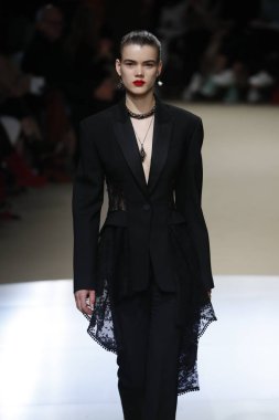 Paris, Fransa - Mart 05: Manken pist Alexander Mcqueen gösterisi sırasında bölümü Paris moda hafta kadın giyim Sonbahar/Kış 2018/2019 olarak 5 Mart 2018 Paris, Fransa'da yürür.