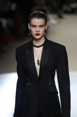Paris, Fransa - Mart 05: Manken pist Alexander Mcqueen gösterisi sırasında bölümü Paris moda hafta kadın giyim Sonbahar/Kış 2018/2019 olarak 5 Mart 2018 Paris, Fransa'da yürür.