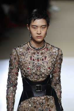 Paris, Fransa - Mart 05: Manken pist Alexander Mcqueen gösterisi sırasında bölümü Paris moda hafta kadın giyim Sonbahar/Kış 2018/2019 olarak 5 Mart 2018 Paris, Fransa'da yürür.