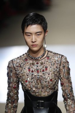 Paris, Fransa - Mart 05: Manken pist Alexander Mcqueen gösterisi sırasında bölümü Paris moda hafta kadın giyim Sonbahar/Kış 2018/2019 olarak 5 Mart 2018 Paris, Fransa'da yürür.