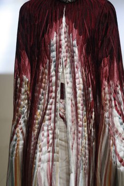 Paris, Fransa - Mart 05: Manken pist Alexander Mcqueen gösterisi sırasında bölümü Paris moda hafta kadın giyim Sonbahar/Kış 2018/2019 olarak 5 Mart 2018 Paris, Fransa'da yürür.