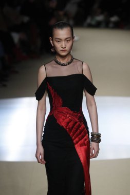 Paris, Fransa - Mart 05: Manken pist Alexander Mcqueen gösterisi sırasında bölümü Paris moda hafta kadın giyim Sonbahar/Kış 2018/2019 olarak 5 Mart 2018 Paris, Fransa'da yürür.