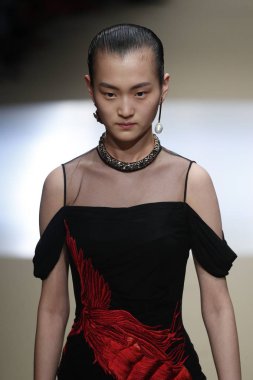 Paris, Fransa - Mart 05: Manken pist Alexander Mcqueen gösterisi sırasında bölümü Paris moda hafta kadın giyim Sonbahar/Kış 2018/2019 olarak 5 Mart 2018 Paris, Fransa'da yürür.
