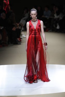 Paris, Fransa - Mart 05: Manken pist Alexander Mcqueen gösterisi sırasında bölümü Paris moda hafta kadın giyim Sonbahar/Kış 2018/2019 olarak 5 Mart 2018 Paris, Fransa'da yürür.