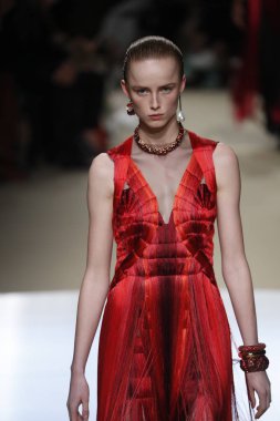Paris, Fransa - Mart 05: Manken pist Alexander Mcqueen gösterisi sırasında bölümü Paris moda hafta kadın giyim Sonbahar/Kış 2018/2019 olarak 5 Mart 2018 Paris, Fransa'da yürür.