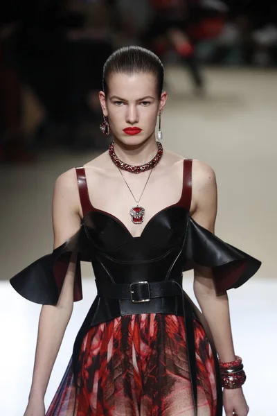 Paris Franciaország Március Modell Sétál Kifutópálya Alatt Alexander Mcqueen Show — Stock Fotó