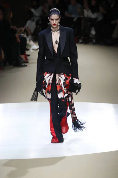 Paris Frankrike Mars Modell Går Banan Alexander Mcqueen Show Som — Stockfoto