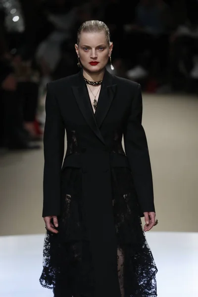 Paris Franciaország Március Modell Sétál Kifutópálya Alatt Alexander Mcqueen Show — Stock Fotó