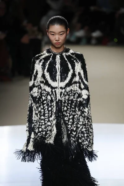 Paris Frankrike Mars Modell Går Banan Alexander Mcqueen Show Som — Stockfoto