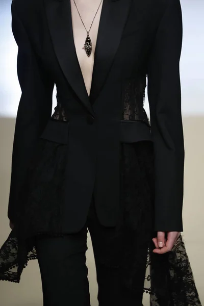 フランス モデル滑走路を歩くアレキサンダー マックイーンのショーの間にパリのファッション週間婦人服秋冬 2018年 2019 の一部として 2018 日パリ フランスでの — ストック写真