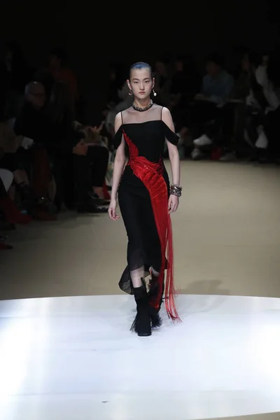 Paris Frankrike Mars Modell Går Banan Alexander Mcqueen Show Som — Stockfoto