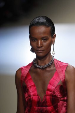 Paris, Fransa - Mart 05: Manken pist Alexander Mcqueen gösterisi sırasında bölümü Paris moda hafta kadın giyim Sonbahar/Kış 2018/2019 olarak 5 Mart 2018 Paris, Fransa'da yürür.