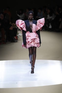 Paris, Fransa - Mart 05: Manken pist Alexander Mcqueen gösterisi sırasında bölümü Paris moda hafta kadın giyim Sonbahar/Kış 2018/2019 olarak 5 Mart 2018 Paris, Fransa'da yürür.