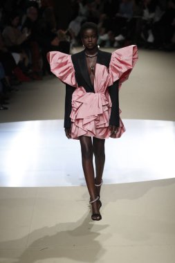 Paris, Fransa - Mart 05: Manken pist Alexander Mcqueen gösterisi sırasında bölümü Paris moda hafta kadın giyim Sonbahar/Kış 2018/2019 olarak 5 Mart 2018 Paris, Fransa'da yürür.