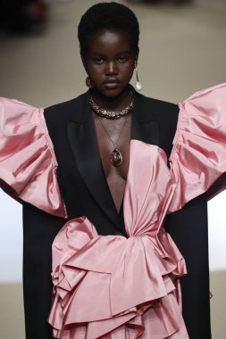 Paris, Fransa - Mart 05: Manken pist Alexander Mcqueen gösterisi sırasında bölümü Paris moda hafta kadın giyim Sonbahar/Kış 2018/2019 olarak 5 Mart 2018 Paris, Fransa'da yürür.