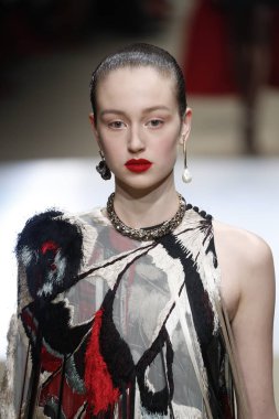 Paris, Fransa - Mart 05: Manken pist Alexander Mcqueen gösterisi sırasında bölümü Paris moda hafta kadın giyim Sonbahar/Kış 2018/2019 olarak 5 Mart 2018 Paris, Fransa'da yürür.