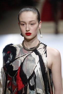 Paris, Fransa - Mart 05: Manken pist Alexander Mcqueen gösterisi sırasında bölümü Paris moda hafta kadın giyim Sonbahar/Kış 2018/2019 olarak 5 Mart 2018 Paris, Fransa'da yürür.