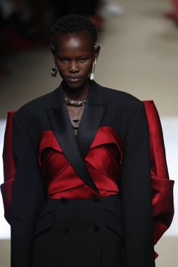 Paris, Fransa - Mart 05: Manken pist Alexander Mcqueen gösterisi sırasında bölümü Paris moda hafta kadın giyim Sonbahar/Kış 2018/2019 olarak 5 Mart 2018 Paris, Fransa'da yürür.