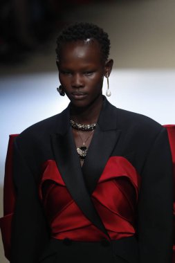 Paris, Fransa - Mart 05: Manken pist Alexander Mcqueen gösterisi sırasında bölümü Paris moda hafta kadın giyim Sonbahar/Kış 2018/2019 olarak 5 Mart 2018 Paris, Fransa'da yürür.