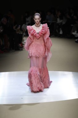 Paris, Fransa - Mart 05: Manken pist Alexander Mcqueen gösterisi sırasında bölümü Paris moda hafta kadın giyim Sonbahar/Kış 2018/2019 olarak 5 Mart 2018 Paris, Fransa'da yürür.