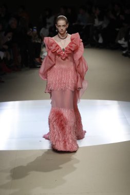 Paris, Fransa - Mart 05: Manken pist Alexander Mcqueen gösterisi sırasında bölümü Paris moda hafta kadın giyim Sonbahar/Kış 2018/2019 olarak 5 Mart 2018 Paris, Fransa'da yürür.