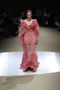 Paris, Fransa - Mart 05: Manken pist Alexander Mcqueen gösterisi sırasında bölümü Paris moda hafta kadın giyim Sonbahar/Kış 2018/2019 olarak 5 Mart 2018 Paris, Fransa'da yürür.