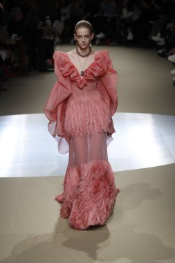 Paris, Fransa - Mart 05: Manken pist Alexander Mcqueen gösterisi sırasında bölümü Paris moda hafta kadın giyim Sonbahar/Kış 2018/2019 olarak 5 Mart 2018 Paris, Fransa'da yürür.