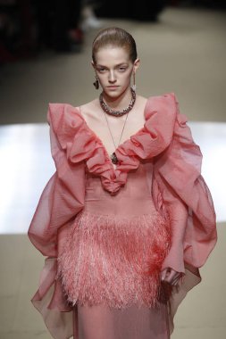 Paris, Fransa - Mart 05: Manken pist Alexander Mcqueen gösterisi sırasında bölümü Paris moda hafta kadın giyim Sonbahar/Kış 2018/2019 olarak 5 Mart 2018 Paris, Fransa'da yürür.