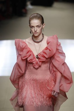 Paris, Fransa - Mart 05: Manken pist Alexander Mcqueen gösterisi sırasında bölümü Paris moda hafta kadın giyim Sonbahar/Kış 2018/2019 olarak 5 Mart 2018 Paris, Fransa'da yürür.