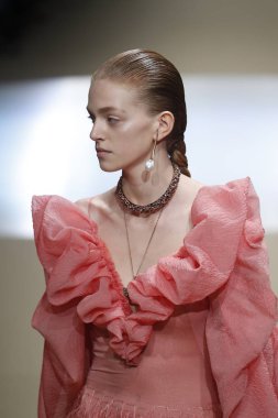 Paris, Fransa - Mart 05: Manken pist Alexander Mcqueen gösterisi sırasında bölümü Paris moda hafta kadın giyim Sonbahar/Kış 2018/2019 olarak 5 Mart 2018 Paris, Fransa'da yürür.