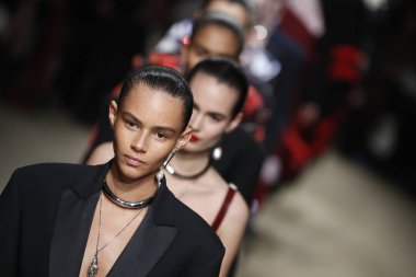 Paris, Fransa - Mart 05: Modelleri pist finale Alexander Mcqueen gösterisi sırasında bölümü Paris moda hafta kadın giyim Sonbahar/Kış 2018/2019 olarak 5 Mart 2018 Paris, Fransa'da walk on.