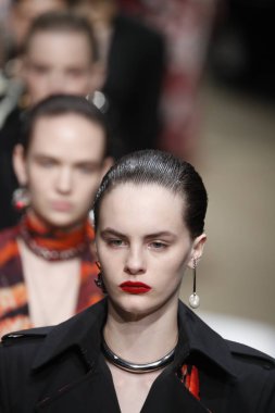 Paris, Fransa - Mart 05: Modelleri pist finale Alexander Mcqueen gösterisi sırasında bölümü Paris moda hafta kadın giyim Sonbahar/Kış 2018/2019 olarak 5 Mart 2018 Paris, Fransa'da walk on.