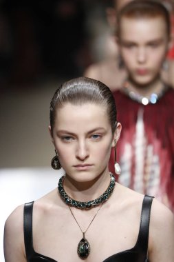 Paris, Fransa - Mart 05: Modelleri pist finale Alexander Mcqueen gösterisi sırasında bölümü Paris moda hafta kadın giyim Sonbahar/Kış 2018/2019 olarak 5 Mart 2018 Paris, Fransa'da walk on.