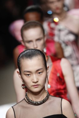 Paris, Fransa - Mart 05: Modelleri pist finale Alexander Mcqueen gösterisi sırasında bölümü Paris moda hafta kadın giyim Sonbahar/Kış 2018/2019 olarak 5 Mart 2018 Paris, Fransa'da walk on.