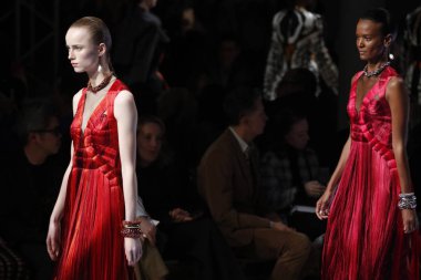 Paris, Fransa - Mart 05: Modelleri pist finale Alexander Mcqueen gösterisi sırasında bölümü Paris moda hafta kadın giyim Sonbahar/Kış 2018/2019 olarak 5 Mart 2018 Paris, Fransa'da walk on.