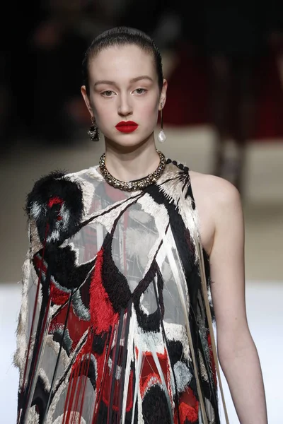 Paris França Março Modelo Caminha Pista Durante Desfile Alexander Mcqueen — Fotografia de Stock