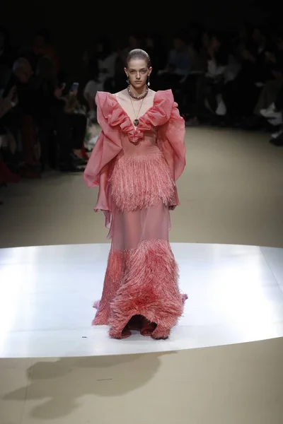 Paris França Março Modelo Caminha Pista Durante Desfile Alexander Mcqueen — Fotografia de Stock